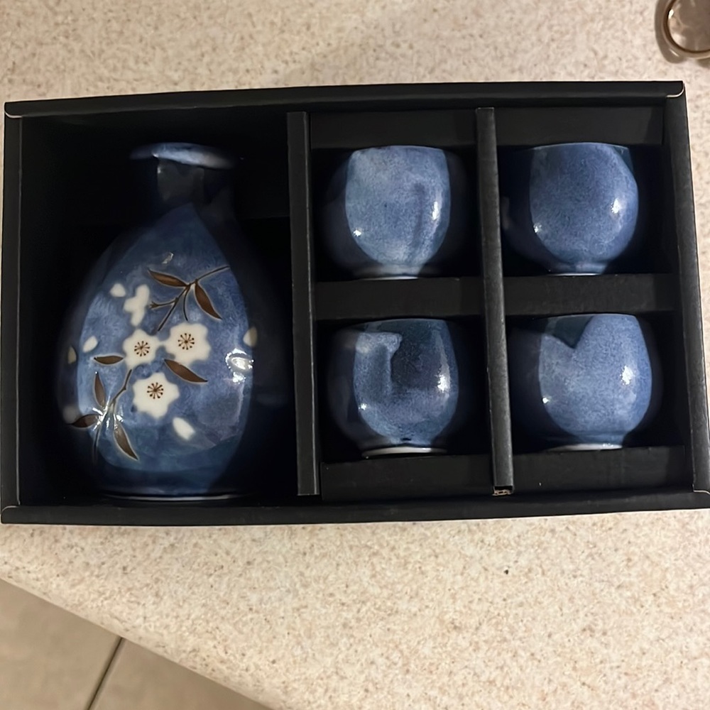 Vase and sake set